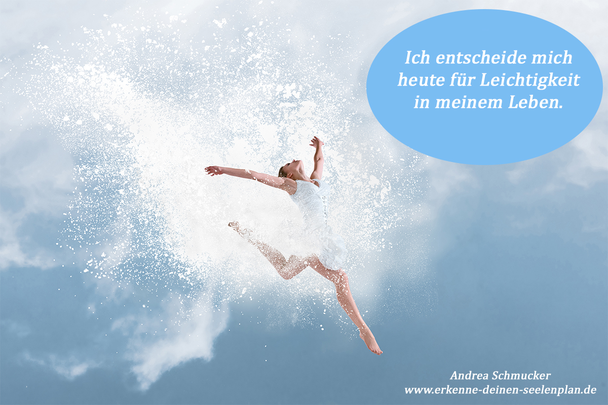 Spirituelles Motiv von Andrea Schmucker zum Thema Leichtigkeit: Eine Frau in weißem Kleid springt frei und freudvoll in den Himmel, umgeben von Licht und Wolken – Symbol für innere Freiheit, Selbstermächtigung und Leichtigkeit im Leben.