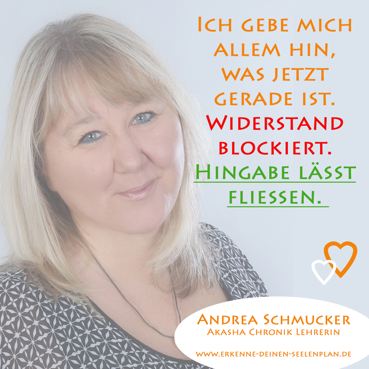 Portrait von Andrea Schmucker, Akasha Chronik Lehrerin, mit inspirierendem Zitat über Hingabe: "Ich gebe mich allem hin, was jetzt gerade ist. Widerstand blockiert. Hingabe lässt fliessen." – Spirituelle Botschaft zur bewussten Lebensgestaltung und Seelenführung.