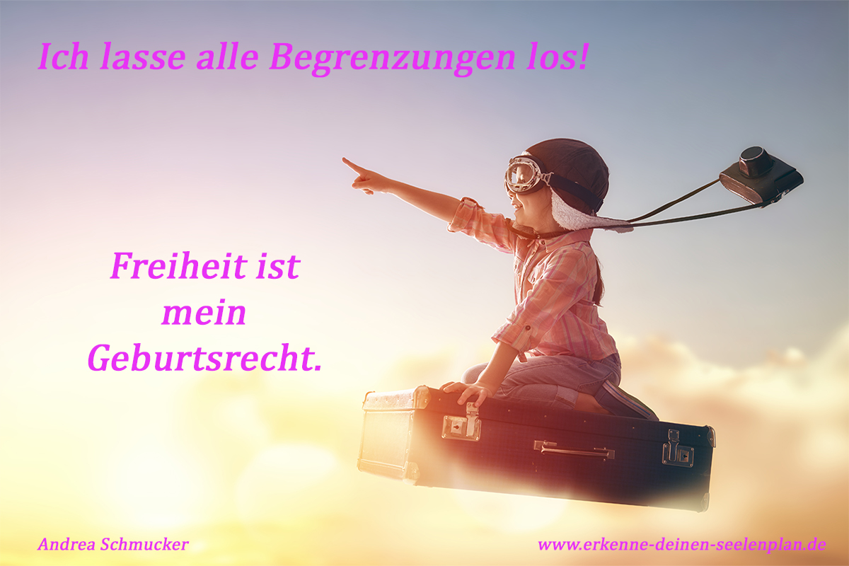 Inspirierendes Bild eines Kindes, das auf einem schwebenden Koffer durch den Himmel fliegt, mit einer Pilotenmütze und einer alten Kamera. Der motivierende Text lautet: ‚Ich lasse alle Begrenzungen los! Freiheit ist mein Geburtsrecht.‘ Spirituelle Botschaft von Andrea Schmucker zur Selbstermächtigung und inneren Freiheit.