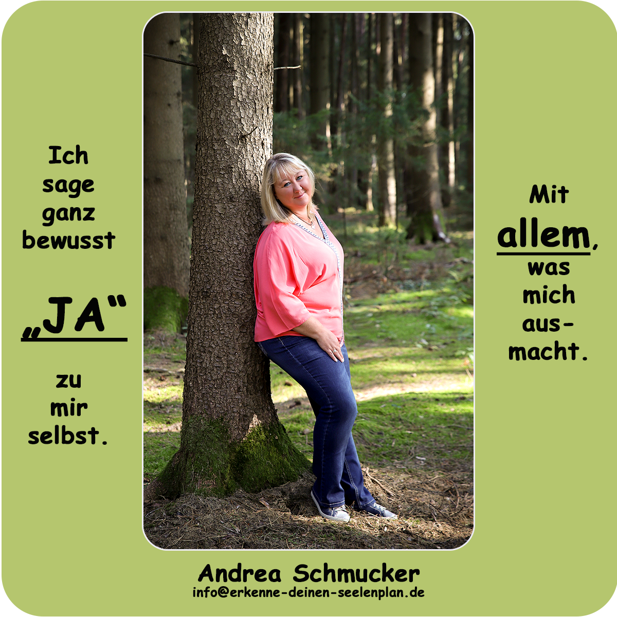 Andrea Schmucker lehnt in liebevoller Selbstannahme an einem Baum im Wald und symbolisiert mit dem Zitat „Ich sage ganz bewusst JA zu mir selbst – mit allem, was mich ausmacht“ ihre spirituelle Arbeit als Bewusstseinsheilerin und Akasha Chronik Lehrerin.