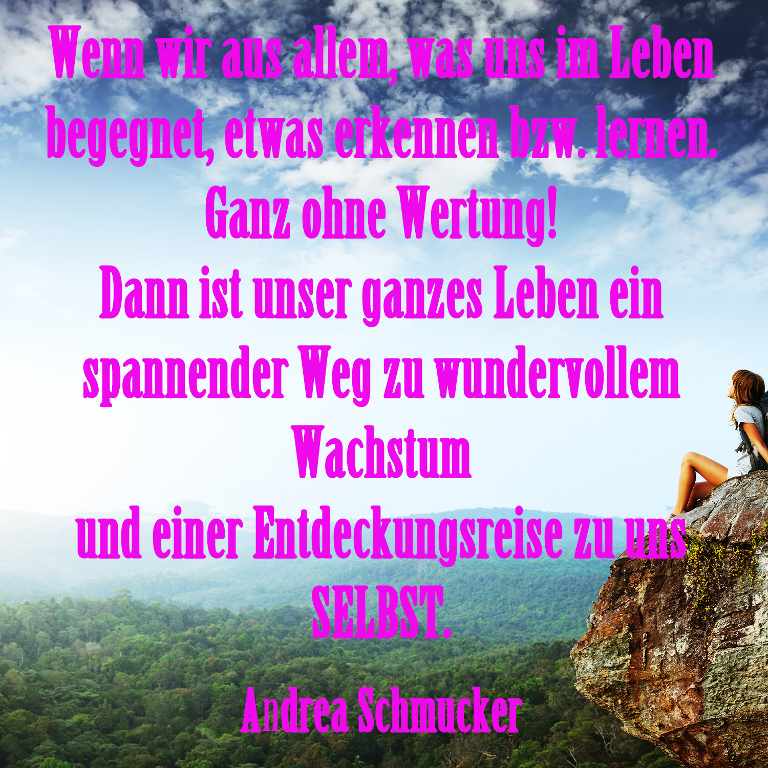 Frau sitzt auf Felsen und blickt über bewaldete Landschaft – Zitat von Andrea Schmucker über das wertfreie Erkennen im Leben als Teil der spirituellen Lebensreise zu Wachstum, Selbstfindung und Bewusstwerdung.