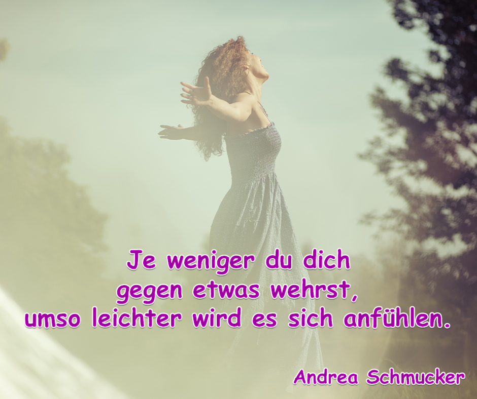 Spirituelles Motivbild einer frei wirkenden Frau in einem Sommerkleid mit ausgebreiteten Armen in der Natur, begleitet vom Zitat „Je weniger du dich gegen etwas wehrst, umso leichter wird es sich anfühlen“ – von Andrea Schmucker, Bewusstseinsheilerin und Akasha Chronik Lehrerin. Thema: Widerstand loslassen für mehr Leichtigkeit im Leben.