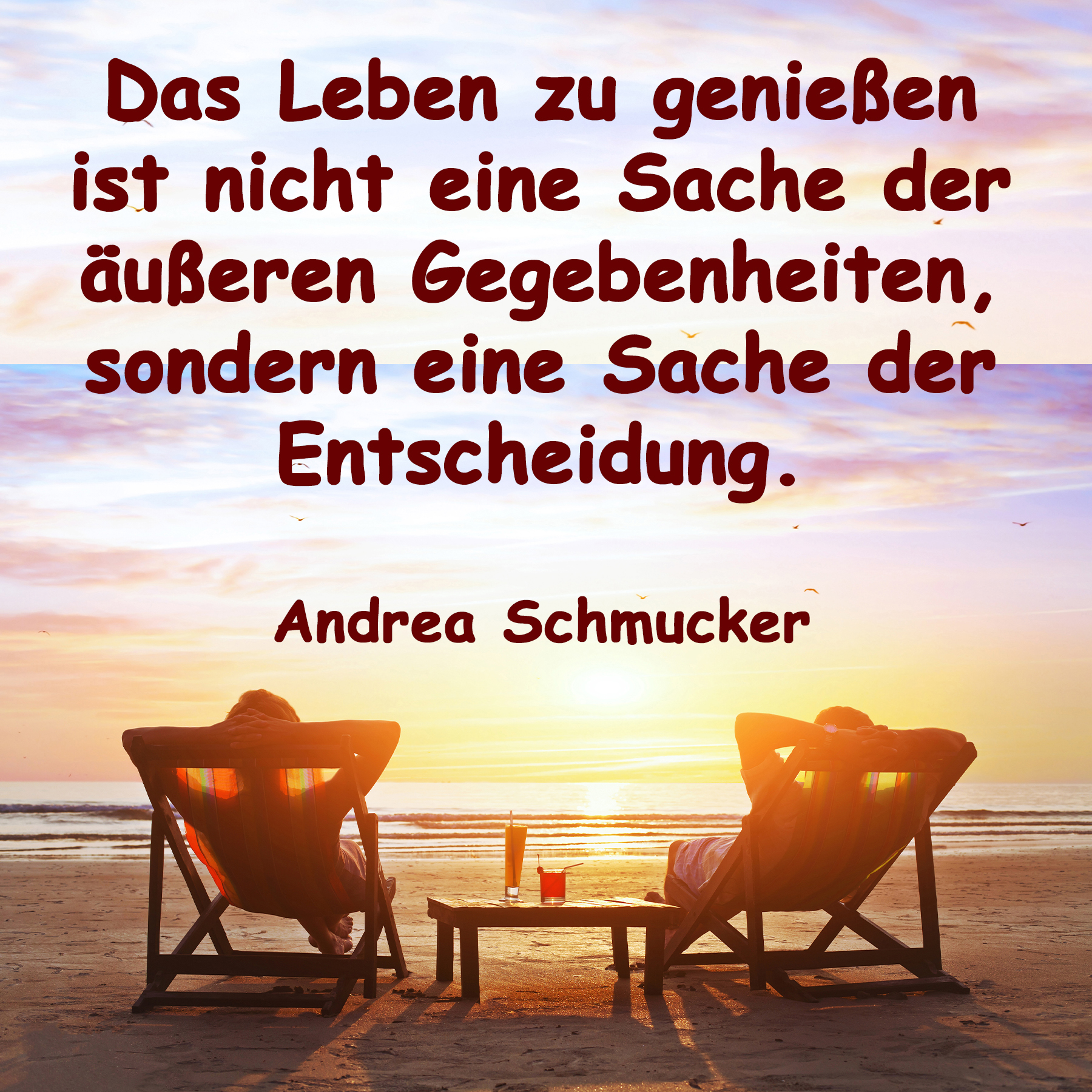Andrea Schmucker Zitat „Das Leben genießen ist nicht eine Sache der äußeren Gegebenheiten, sondern eine Sache der Entscheidung.“ mit zwei entspannten Personen am Strand bei Sonnenuntergang.